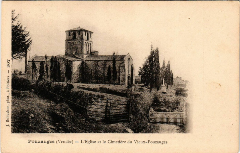 Carte postale ancienne Pouzauges L'Eglise et le Cimetiere du Vieux-Pouzauges à Pouzauges