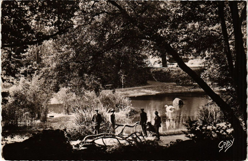 Carte postale ancienne Lucon Le Jardin Dumaine La Piece d'eau à Luçon