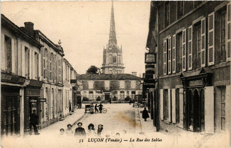Carte postale ancienne Lucon La Rue des Sables à Luçon