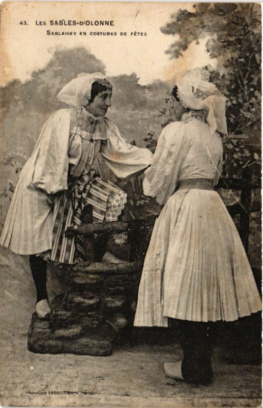 Carte postale ancienne Les Sables-d'Olonne Sablaises En costumes de Fetes aux Sables-d'Olonne