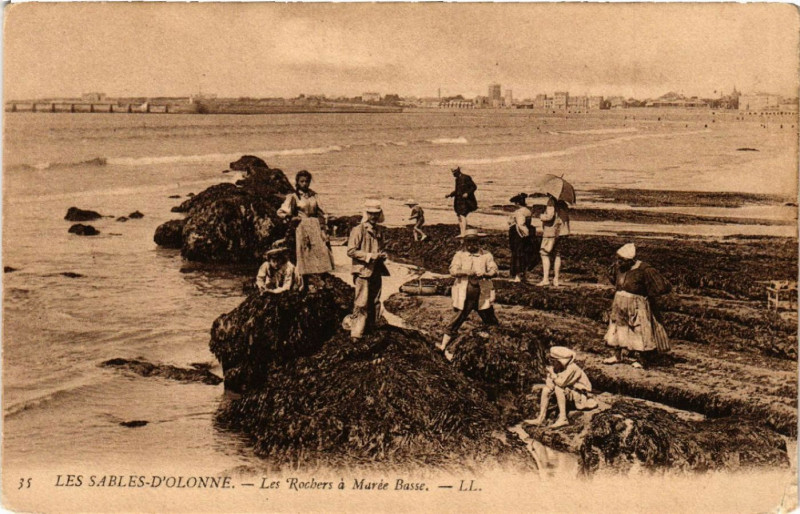 Carte postale ancienne Les Sables-d'Olonne Les Rochers a Marée Basse aux Sables-d'Olonne