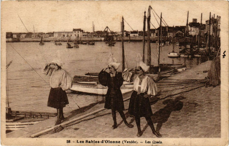 Carte postale ancienne Les Sables-d'Olonne Les Quais aux Sables-d'Olonne