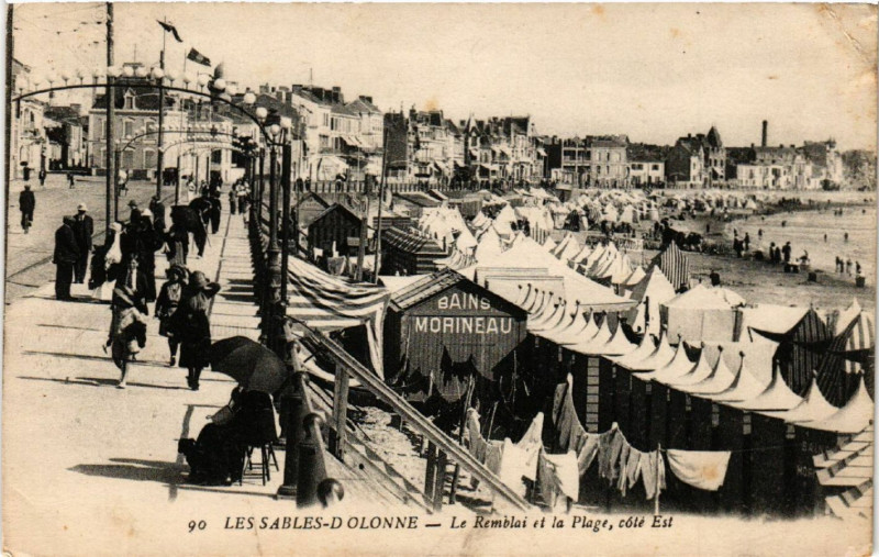 Carte postale ancienne Les Sables-d'Olonne Le Remblai et la Plage cote Est aux Sables-d'Olonne