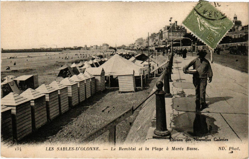Carte postale ancienne Les Sables-d'Olonne Le Remblai et la Plage a Marée Basse aux Sables-d'Olonne
