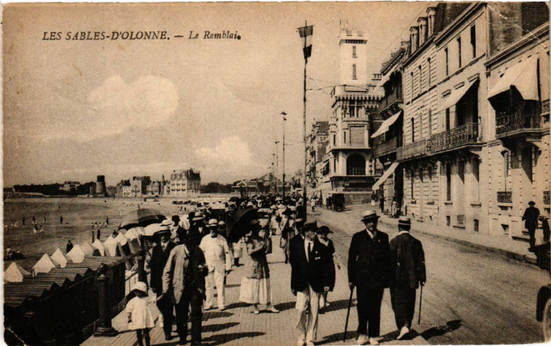 Carte postale ancienne Les Sables-d'Olonne Le Remblai aux Sables-d'Olonne