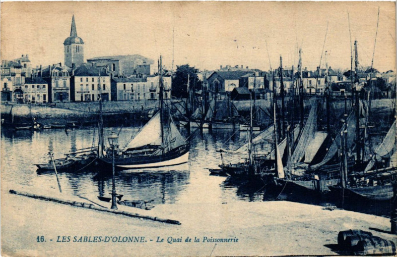 Carte postale ancienne Les Sables-d'Olonne Le Quai de la Poissonnerie aux Sables-d'Olonne