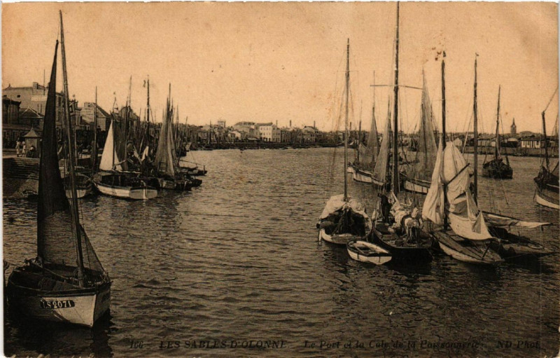 Carte postale ancienne Les Sables-d'Olonne Le Port et la Cale de la Poissonnerie aux Sables-d'Olonne