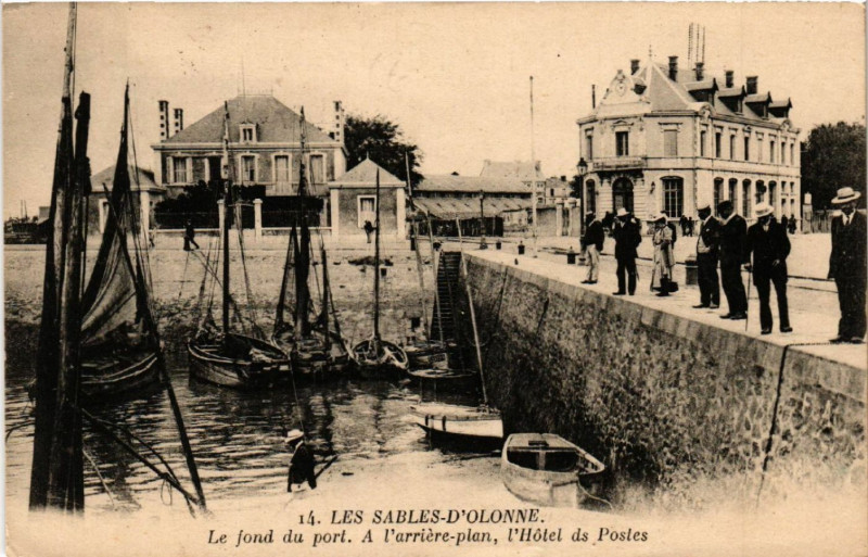Carte postale ancienne Les Sables-d'Olonne Le fond du port A l'arriere-plan l'Hotel de aux Sables-d'Olonne