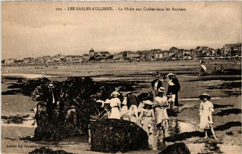 Carte postale ancienne Les Sables-d'Olonne La Peche aux Crabes dans les Rochers aux Sables-d'Olonne