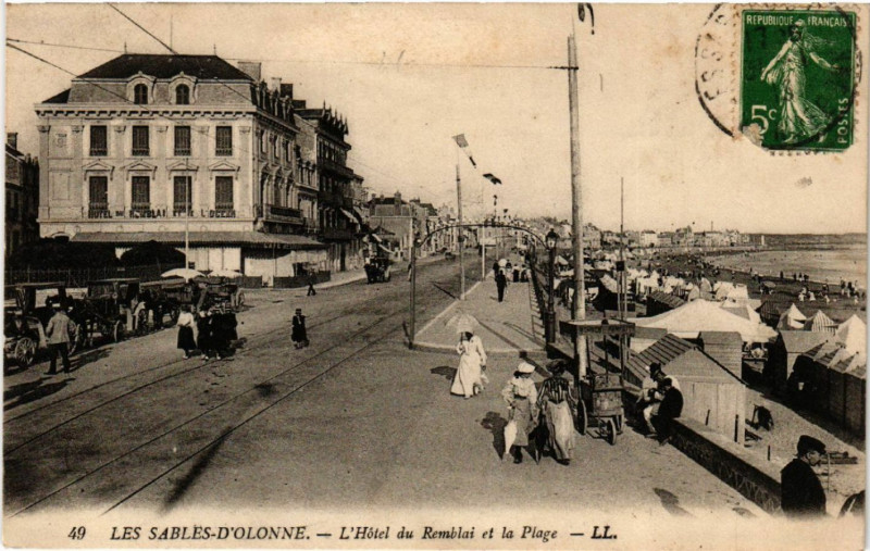Carte postale ancienne Les Sables-d'Olonne L'Hotel du Remblai et la Plage aux Sables-d'Olonne