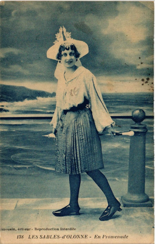 Carte postale ancienne Les Sables-d'Olonne En Promenade aux Sables-d'Olonne