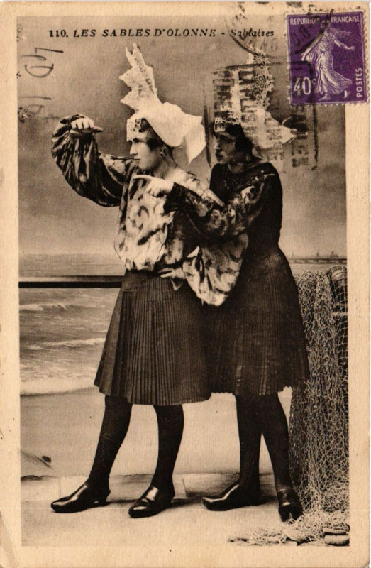 Carte postale ancienne Les Sables d'Olonne Sablaises aux Sables-d'Olonne