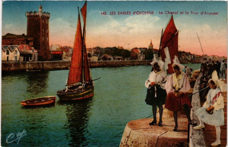 Carte postale ancienne Les Sables d'Olonne Le Chenal et la Tour d'Arundel aux Sables-d'Olonne