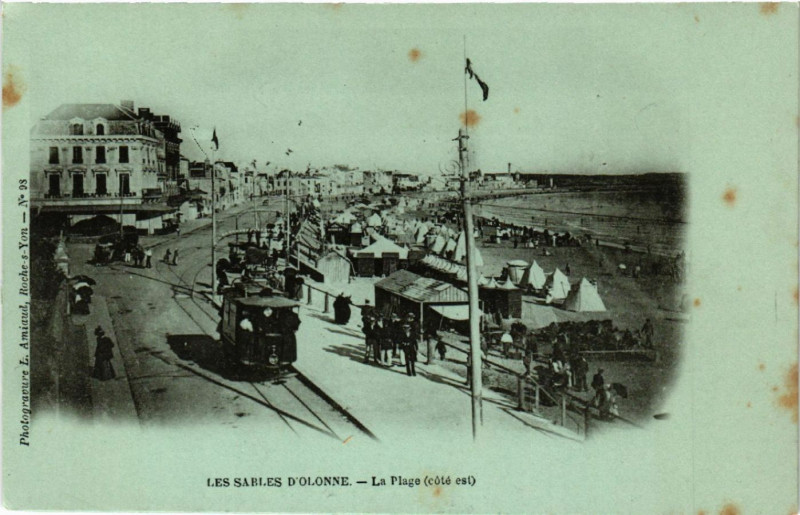 Carte postale ancienne Les Sables d'Olonne La Plage aux Sables-d'Olonne