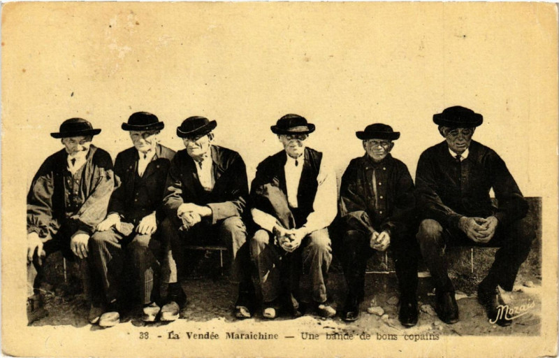 Carte postale ancienne La Vendée Maraichine Une bande de bons copains