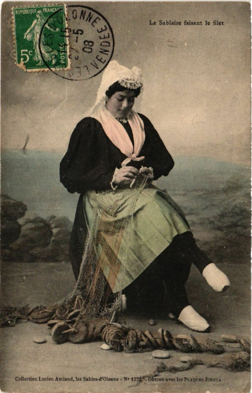 Carte postale ancienne La Sablaise faisant le filet
