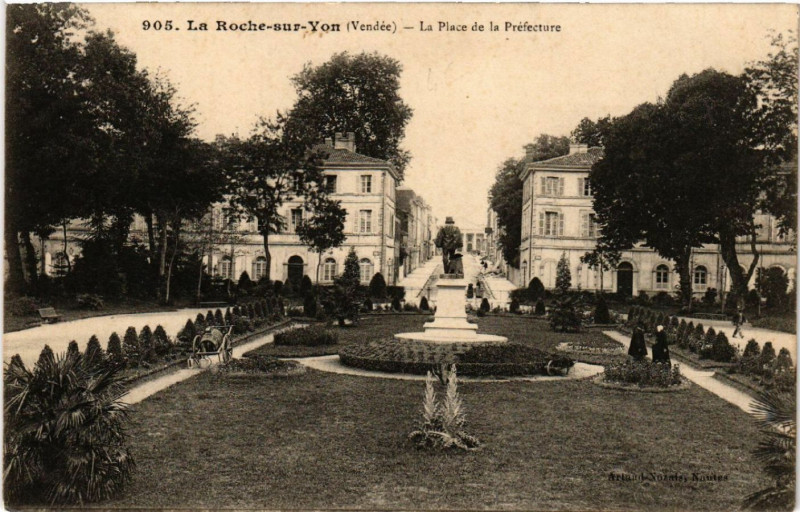 Carte postale ancienne La Roche-sur-Yon La Place de la Prefecture à La Roche-sur-Yon