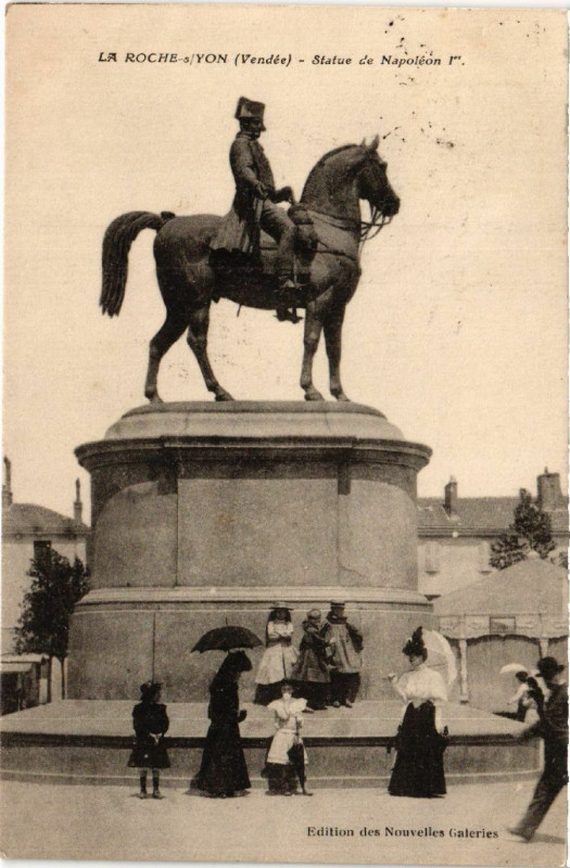 Carte postale ancienne La Roche-sur-Yon Statue de Napoleon Ier à La Roche-sur-Yon
