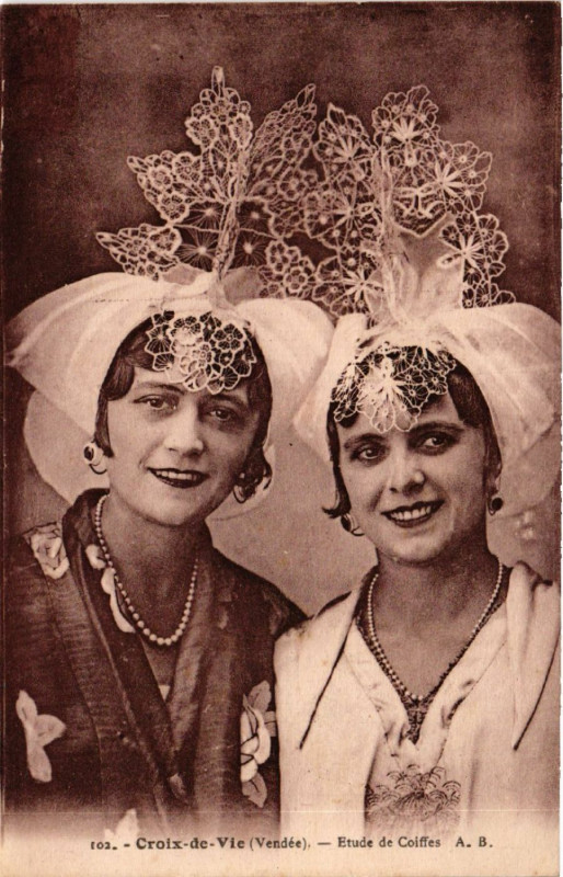 Carte postale ancienne Croix-de-Vie Etude de Coiffes