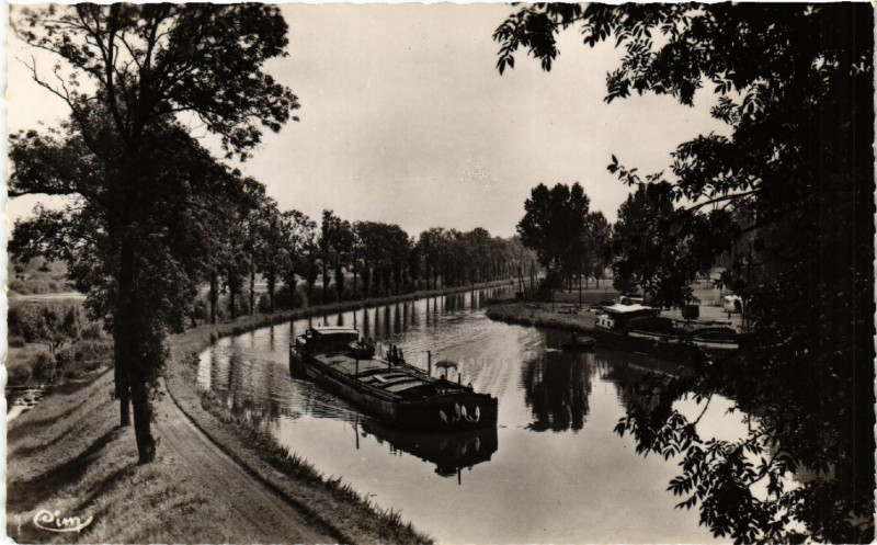 Carte postale ancienne Charmes Canal et Stade Rene Didierjean