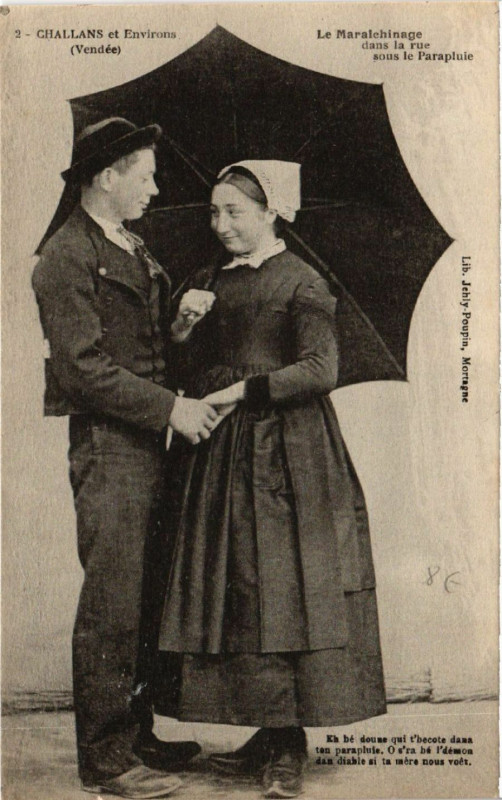 Carte postale ancienne Challans et Env. Le Maraichinage dans la rue sous le Parapluie à Challans