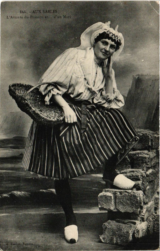 Carte postale ancienne Aux Sables L'Attente du Poisson et ¦ d'un Mari