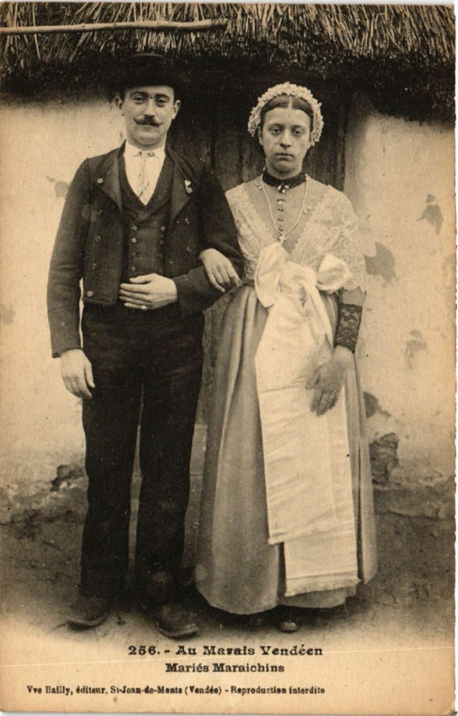 Carte postale ancienne Au Marais Vendéen Maries Maraichines
