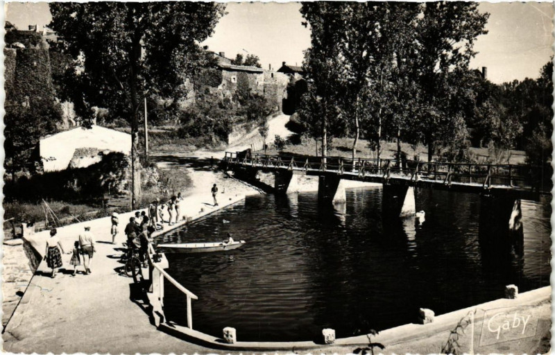 Carte postale ancienne Vouvant La Baignade du Moulin Seigle à Vouvant