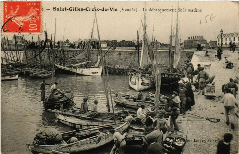 Carte postale ancienne Saint-Gilles-Croix-de-Vie Le debarquement de la Sardine à Saint-Gilles-Croix-de-Vie
