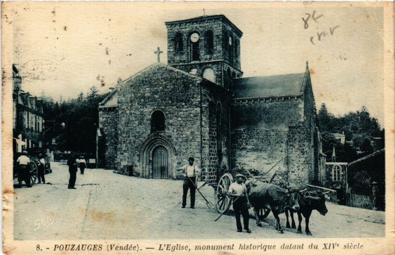 Carte postale ancienne Pouzauges L'Eglise Mon. Hist. datant du Xiv siecle à Pouzauges