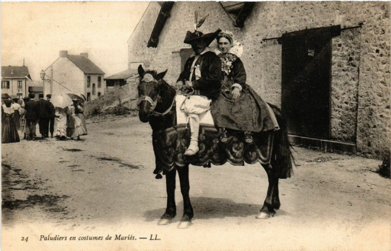 Carte postale ancienne Paludiers en costumes de Maries
