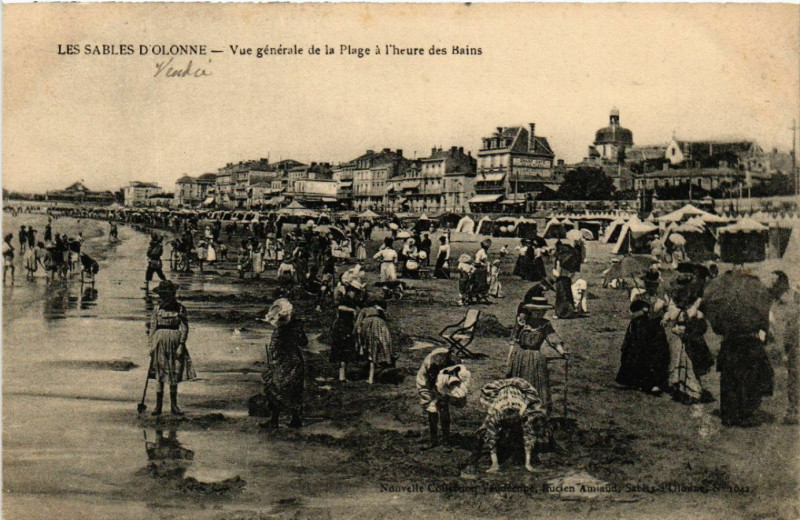 Carte postale ancienne Les Sables d'Olonne Vue générale de la Plage a l'heure des Bains aux Sables-d'Olonne