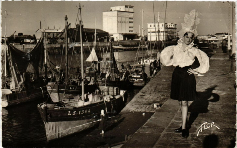 Carte postale ancienne Les Sables d'Olonne Sablaise devant le Port aux Sables-d'Olonne