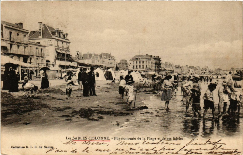 Carte postale ancienne Les Sables d'Olonne Physionomie de la Plage et de ses fideles aux Sables-d'Olonne