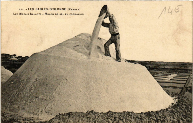 Carte postale ancienne Les Sables d'Olonne Les Marais Salants Mulon de sel en Formation aux Sables-d'Olonne