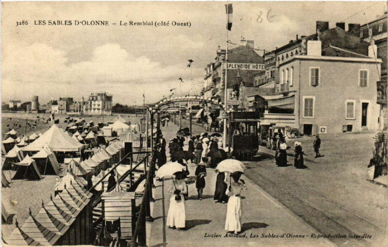 Carte postale ancienne Les Sables d'Olonne Le Remblai aux Sables-d'Olonne