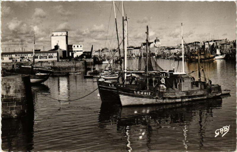 Carte postale ancienne Les Sables d'Olonne Le Port aux Sables-d'Olonne