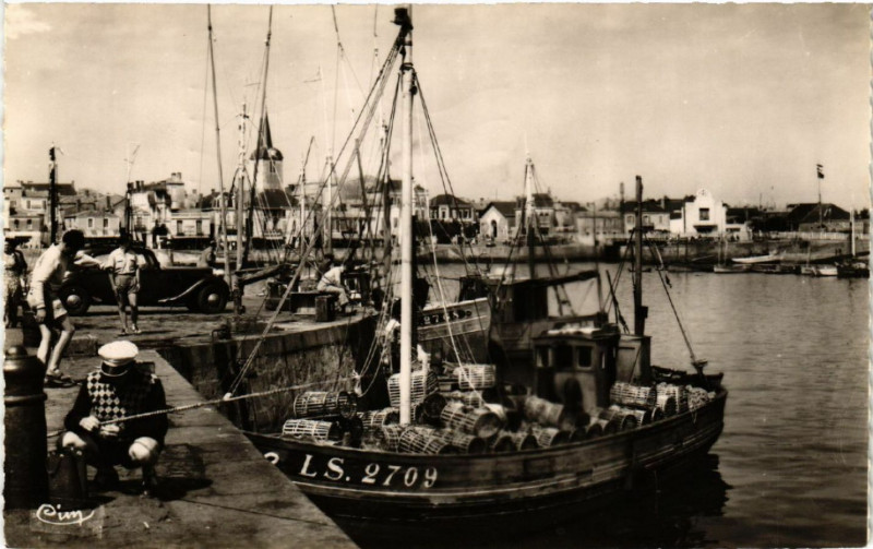 Carte postale ancienne Les Sables d'Olonne Le Port aux Sables-d'Olonne