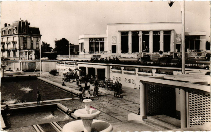 Carte postale ancienne Les Sables d'Olonne Le Casino et la Piscine aux Sables-d'Olonne