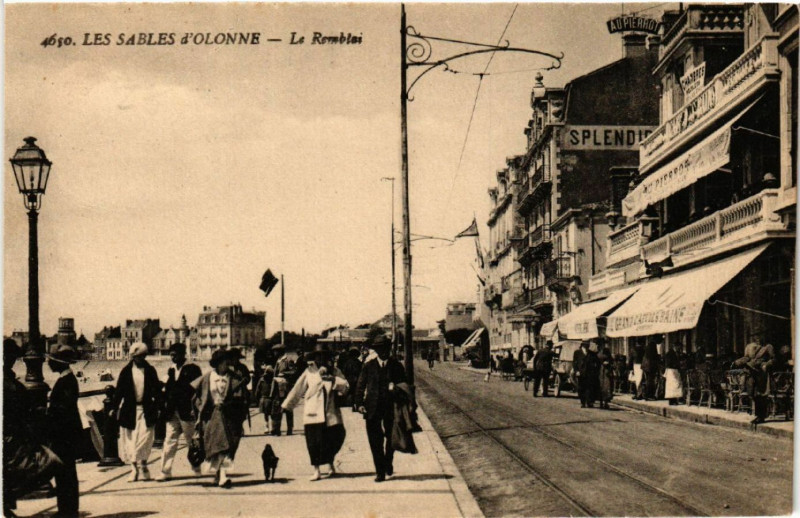 Carte postale ancienne Les Sables d'Olonne La Remblai aux Sables-d'Olonne