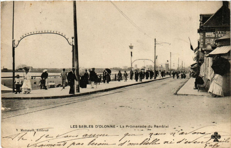 Carte postale ancienne Les Sables d'Olonne La Promenade du Remblai aux Sables-d'Olonne