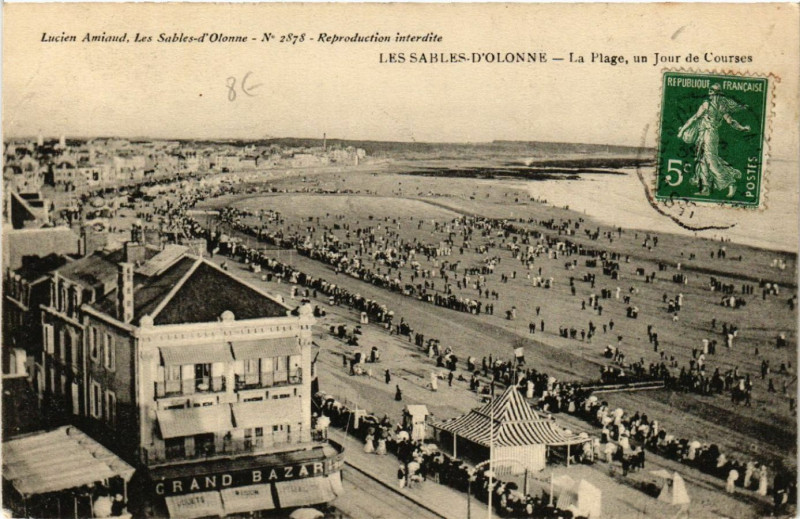 Carte postale ancienne Les Sables d'Olonne La Plage un Jour de Courses aux Sables-d'Olonne