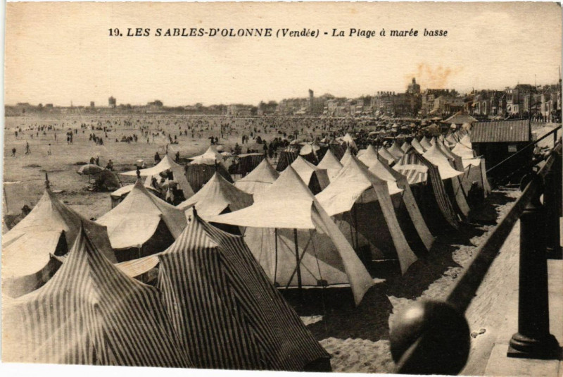 Carte postale ancienne Les Sables d'Olonne La Plage a marée basse aux Sables-d'Olonne