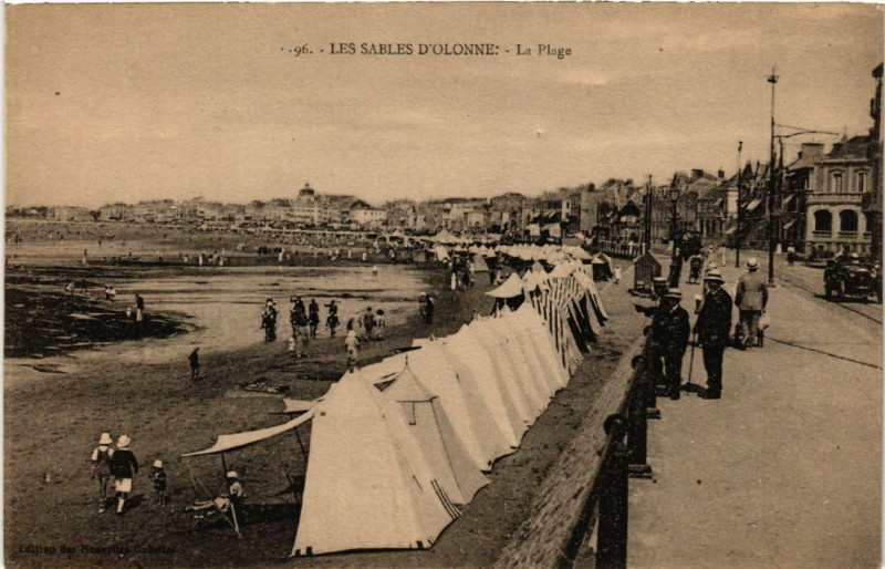 Carte postale ancienne Les Sables d'Olonne La Plage aux Sables-d'Olonne