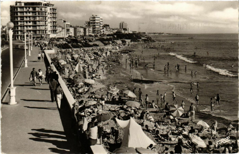 Carte postale ancienne Les Sables d'Olonne La Plage aux Sables-d'Olonne