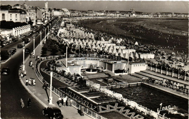 Carte postale ancienne Les Sables d'Olonne La piscine la plage et le remblai aux Sables-d'Olonne