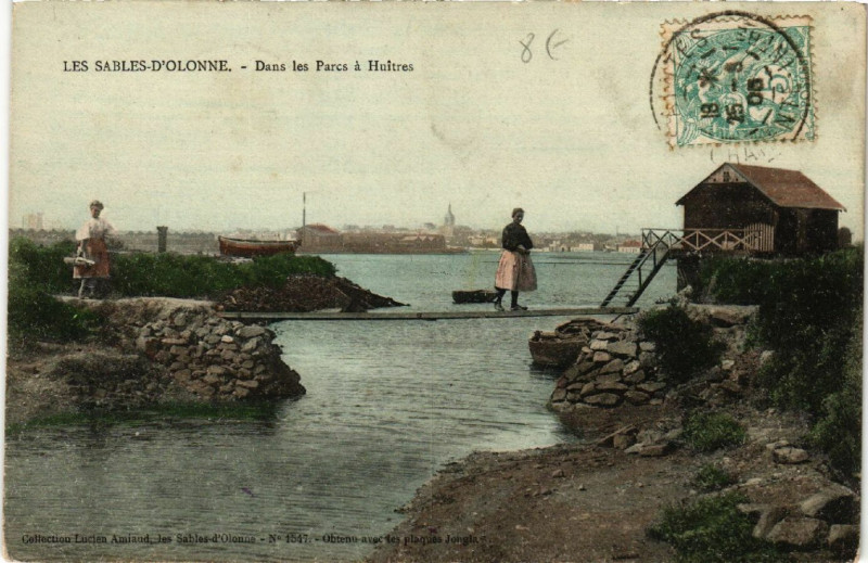 Carte postale ancienne Les Sables d'Olonne Dans les Parcs a Huitres aux Sables-d'Olonne