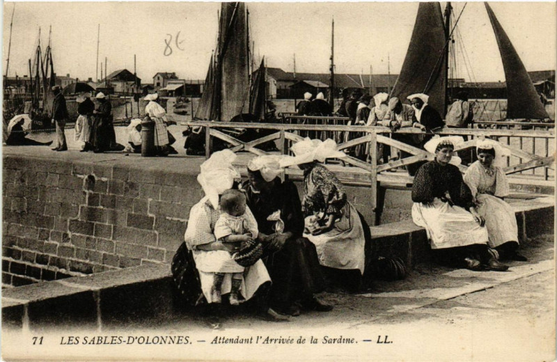 Carte postale ancienne Les Sables d'Olonne Attendant l'Arrivée de la Sardine aux Sables-d'Olonne