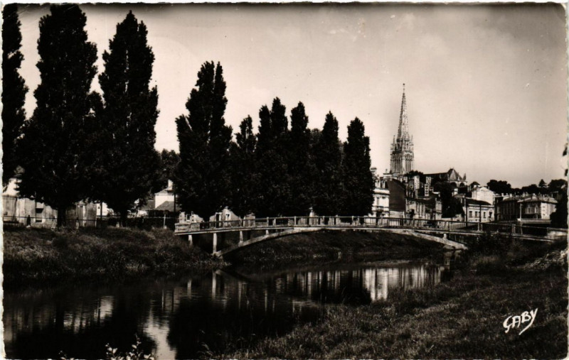 Carte postale ancienne Fontenay-le-Comte La Passerelle sur la Vendée à Fontenay-le-Comte