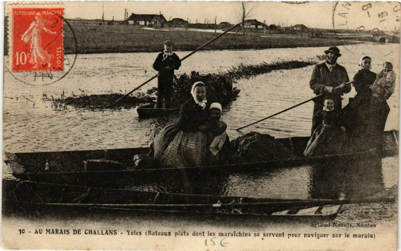 Carte postale ancienne Au Marais de Challans Yoles à Challans
